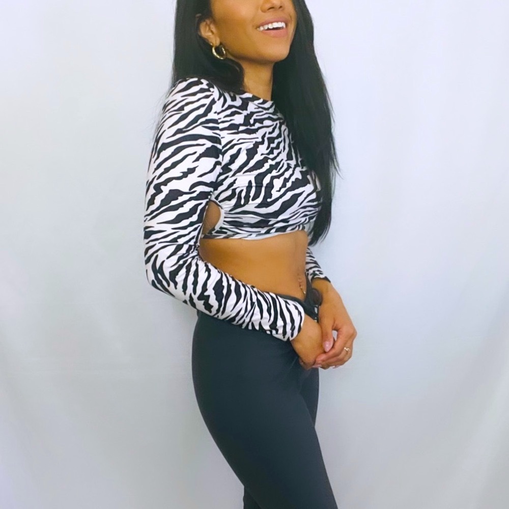 Black and White Euphoria Y2K 2000s Zebra Print Cropped Backless Long Sleeve Top - Picture 6 of 12